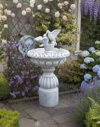 Gartenbrunnen mit Tauben